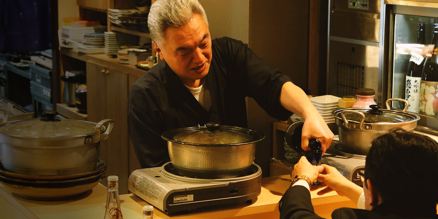 日本酒注ぐシーン