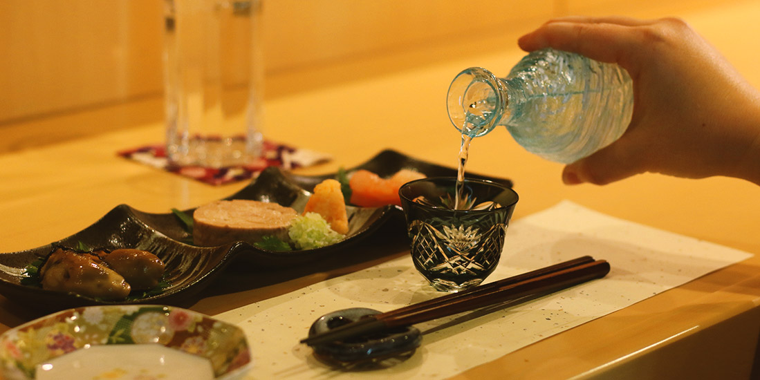 カウンター日本酒注ぎシーン